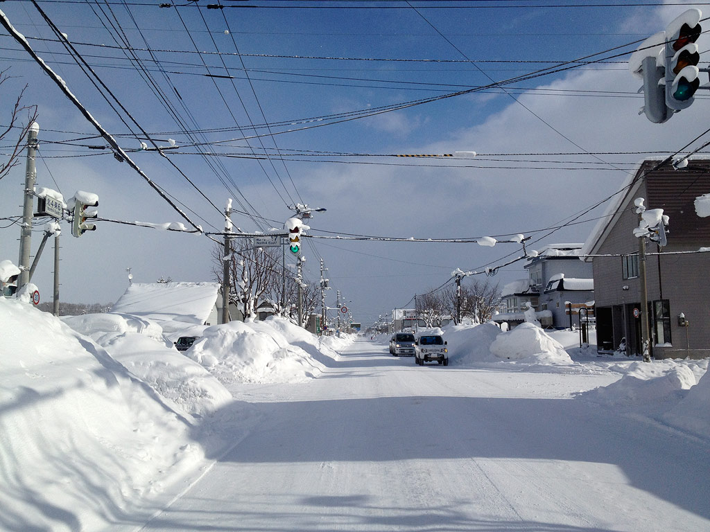 Driving through Kutchan...even the traffic lights are getting buried, 8 January 2013