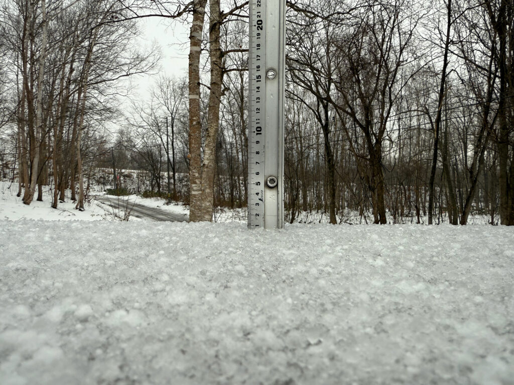 Snowfall measurement in Niseko showing 1 cm on December 8, 2025