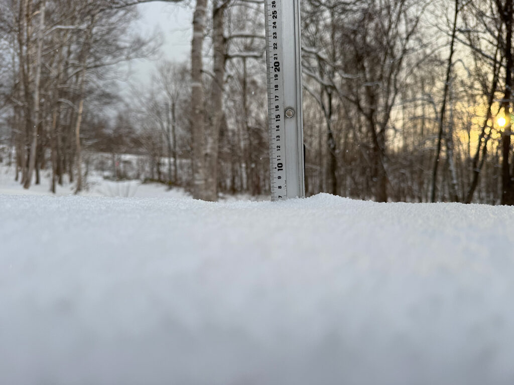 Snowfall measurement in Niseko showing 7 cm on December 10, 2025."