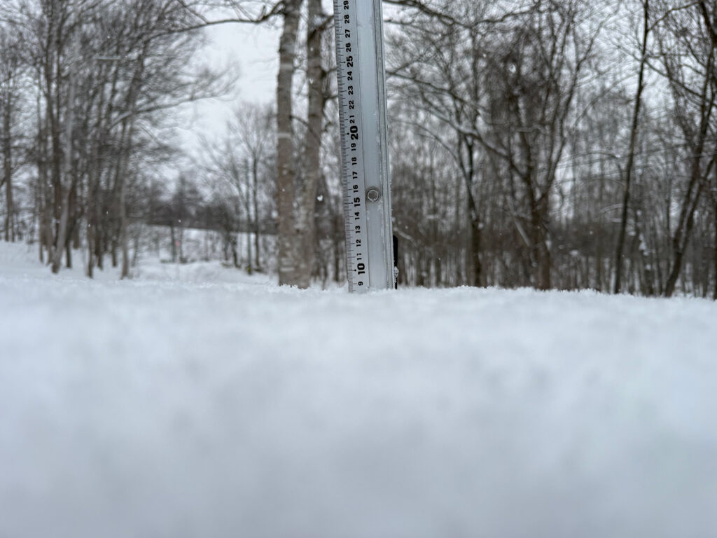 Snowfall measurement in Niseko showing 9 cm on December 18, 2025."