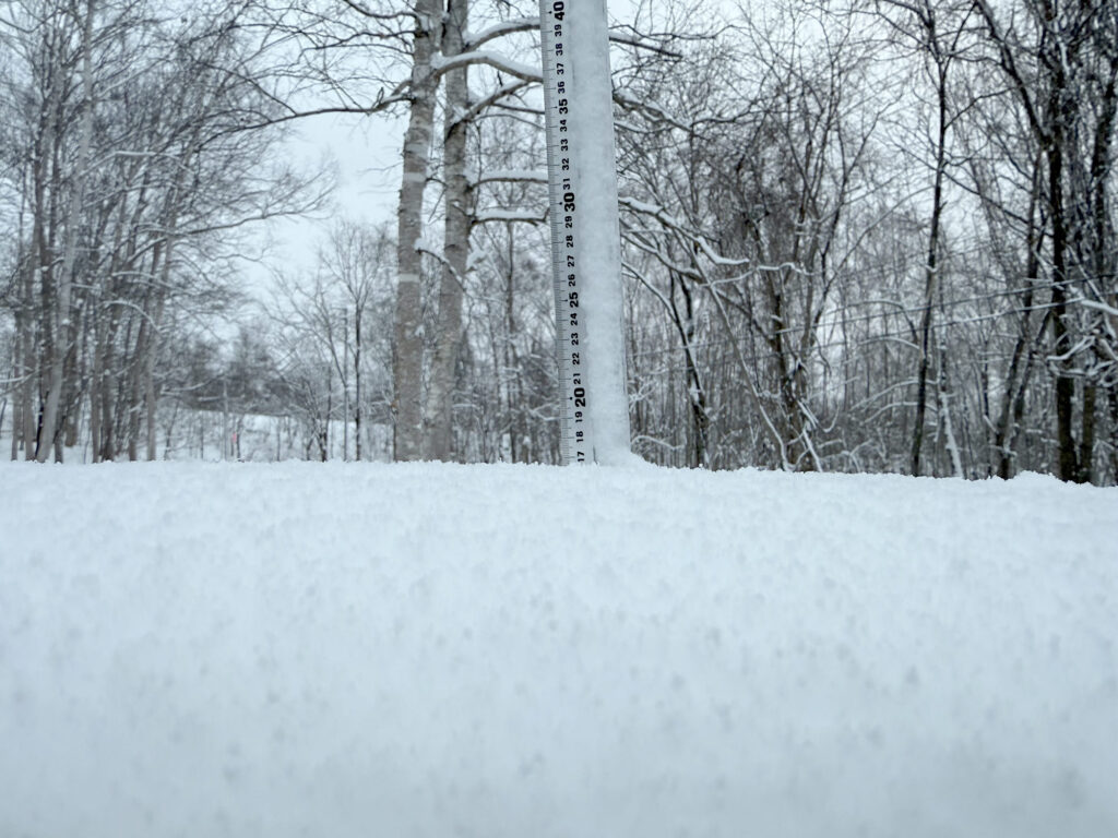 Snowfall measurement in Niseko showing 17 cm on December 27, 2025."