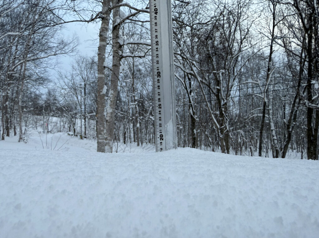 Snowfall measurement in Niseko showing 18 cm on December 28, 2025."