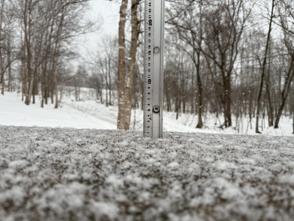 Snowfall measurement in Niseko showing 0.5 cm on December 30, 2025