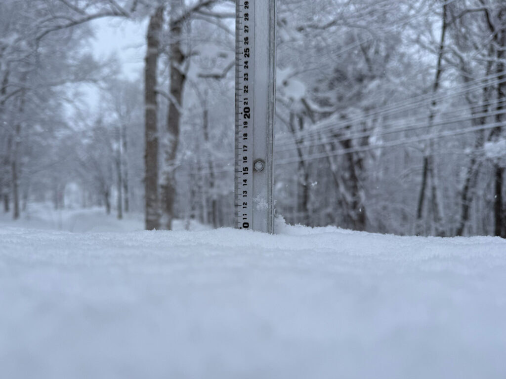 Snowfall measurement in Niseko showing 10 cm on January 6, 2026